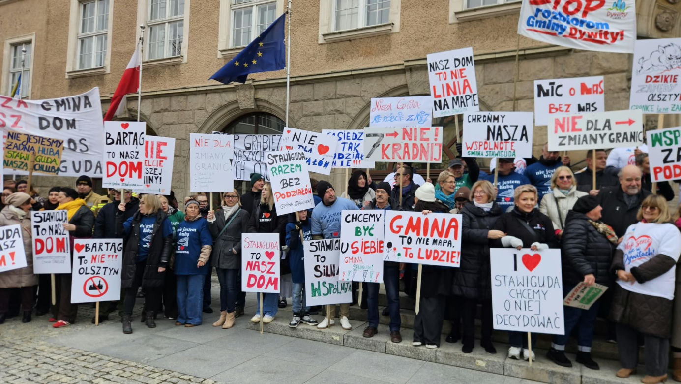 Poszerzenie granic administracyjnych Olsztyna kosztem Stawigudy i Dywit: mieszkańcy gmin protestowali przed ratuszem, byli prezydenci miasta popierają