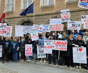 Poszerzenie granic administracyjnych Olsztyna kosztem Stawigudy i Dywit: mieszkańcy gmin protestowali przed ratuszem, byli prezydenci miasta popierają