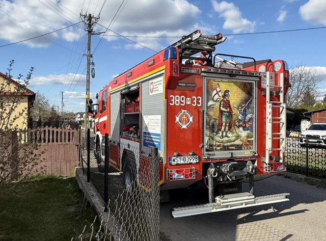 Mruczek wpadł do starej studni. Rozpaczliwym miauczeniem wołał pomocy