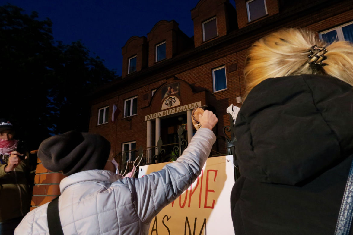 Manifestacja przed kaliską kurią diecezjalną. Kaliszanie oburzeni zachowaniem biskupa Janiaka