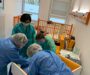 Rodzice bez szczepienia, niemowlę pod tlenem z koronawirusem