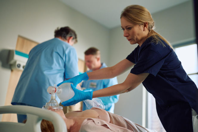 "Na Wspólnej", odcinek 4195: profesor Agier słabnie na oddziale kardiochirurgii. Na oczach przerażonej córki dochodzi u niej do zatrzymania akcji serca