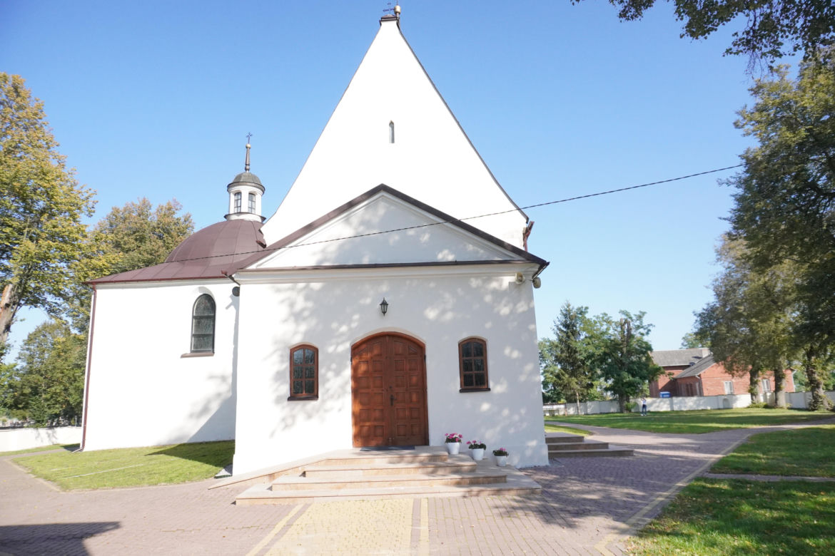 Ta mała wieś skrywa niezwykłą historię. Świątynia stoi tu od 1362 roku