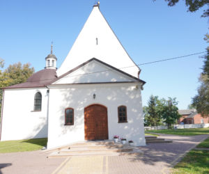 Ta mała wieś skrywa niezwykłą historię. Świątynia stoi tu od 1362 roku