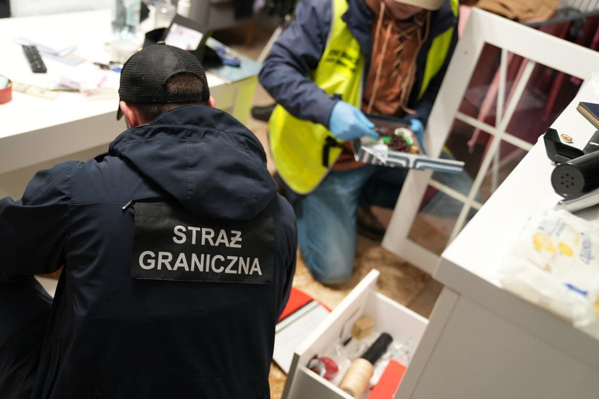 Za kilka tysięcy dolarów przerzucali przez granicę polsko-białoruską. Rozbito grupę przemytników