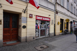 Sklep monopolowy w Warszawie omija nocną prohibicję. Jak to możliwe?