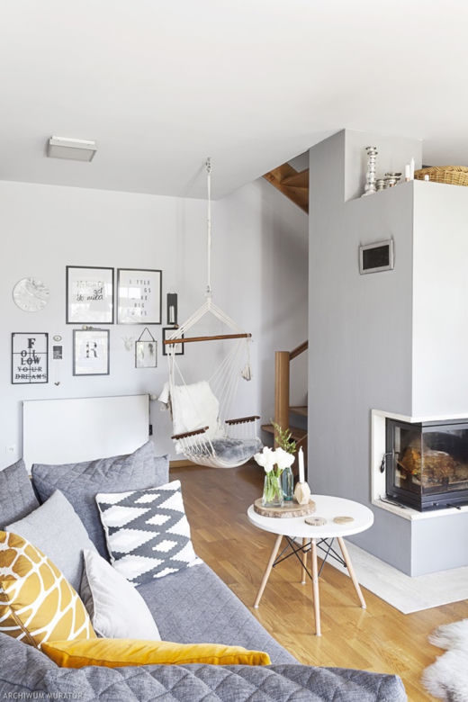 Salon z kuchnią w apartamencie w stylu skandynawskim