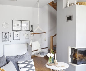 Salon z kuchnią w apartamencie w stylu skandynawskim