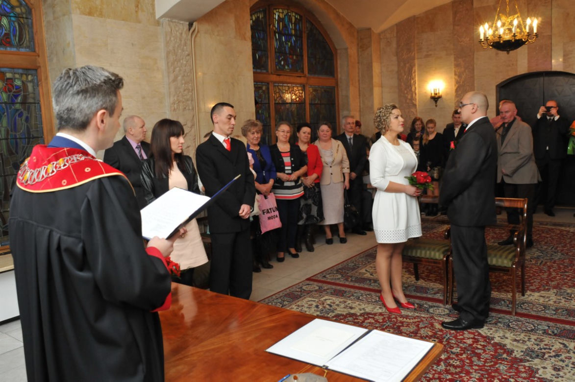 Biedroń udziela ślubów