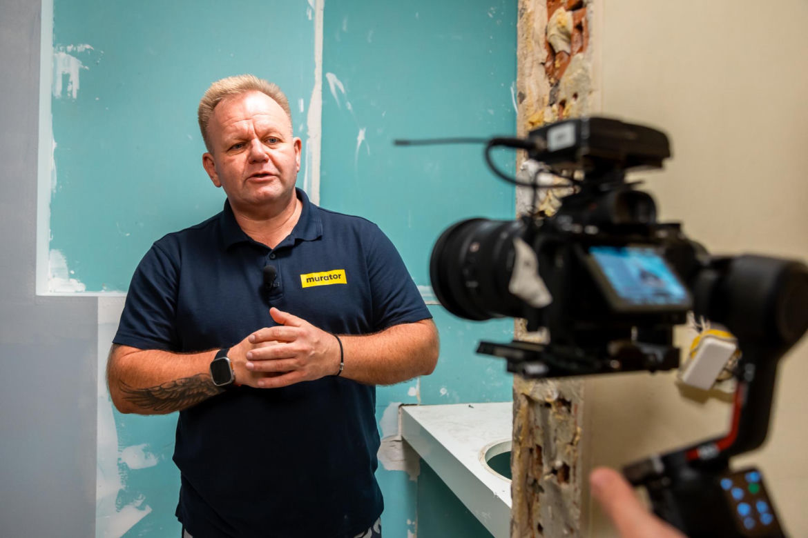 Jak układać płytki na ścianie? Backstage z nagrania "Murator Remontuje"