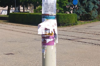 Tajemnicze plakaty na przystankach w Szczecinie