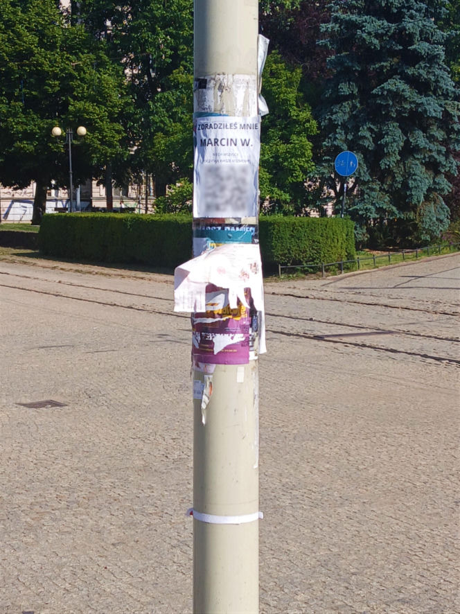 Tajemnicze plakaty na przystankach w Szczecinie