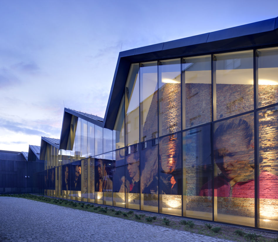 Szkło we współczesnej architekturze - MOCAK i Podziemia Rynku w Krakowie