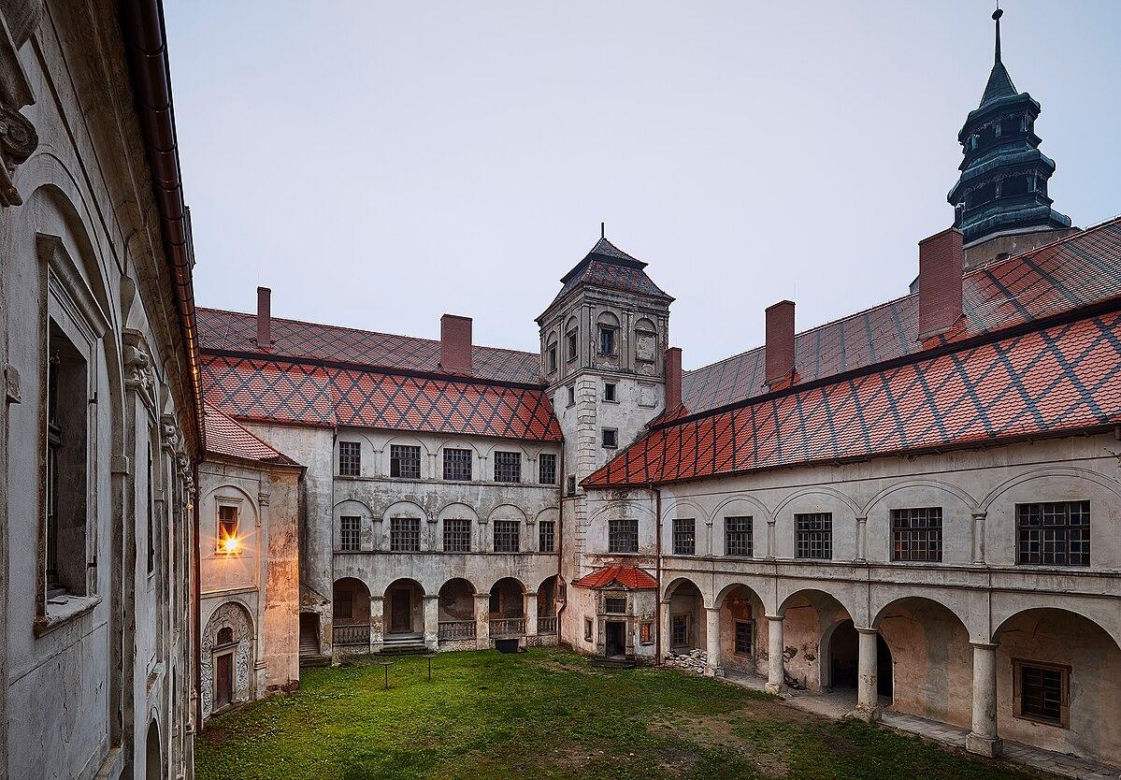 Zamek w Niemodlinie - zdjęcia. Zobacz zamek, który odwiedza stado danieli
