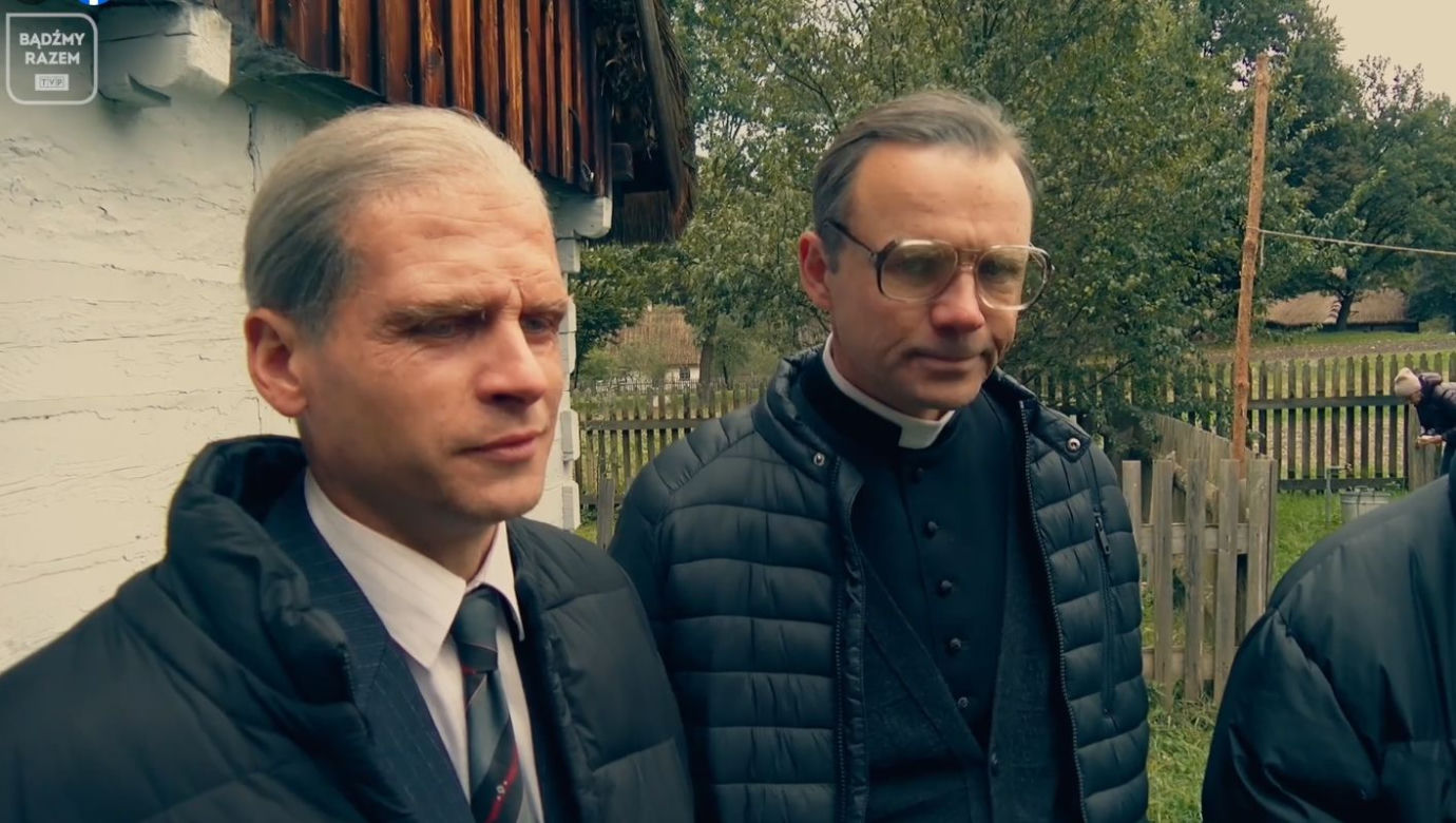 Stulecie Winnych 4 sezon. Jasiek (Patryk Szwichtenberg), ksiądz Ignacy (Lesław Żurek)