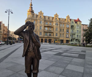 Plac Wolności w Bydgoszczy już bez pomnika, ale z nową rzeźbą. Sprawdzamy, kiedy koniec prac