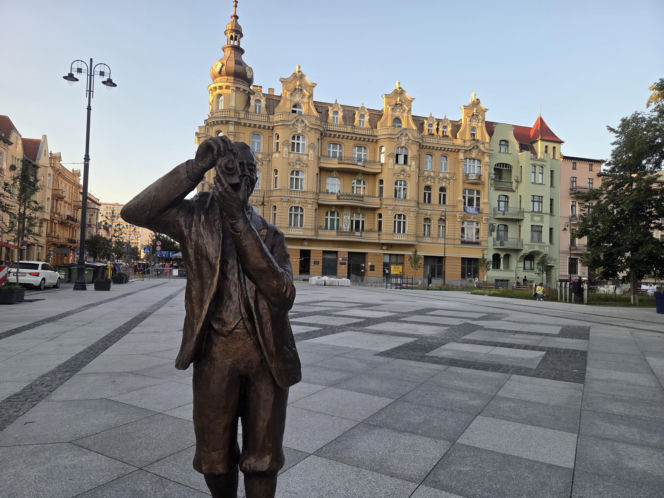Plac Wolności w Bydgoszczy już bez pomnika, ale z nową rzeźbą. Sprawdzamy, kiedy koniec prac
