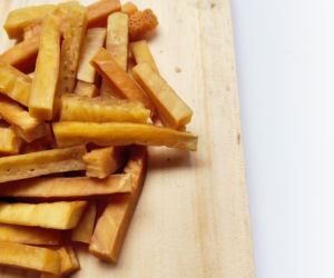 Masz problemy z cukrem, zaparciami, wahaniami glukozy i sennością po jedzeniu? Ten owoc przywraca równowagę