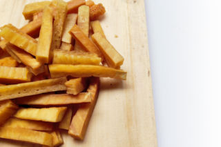 Masz problemy z cukrem, zaparciami, wahaniami glukozy i sennością po jedzeniu? Ten owoc przywraca równowagę