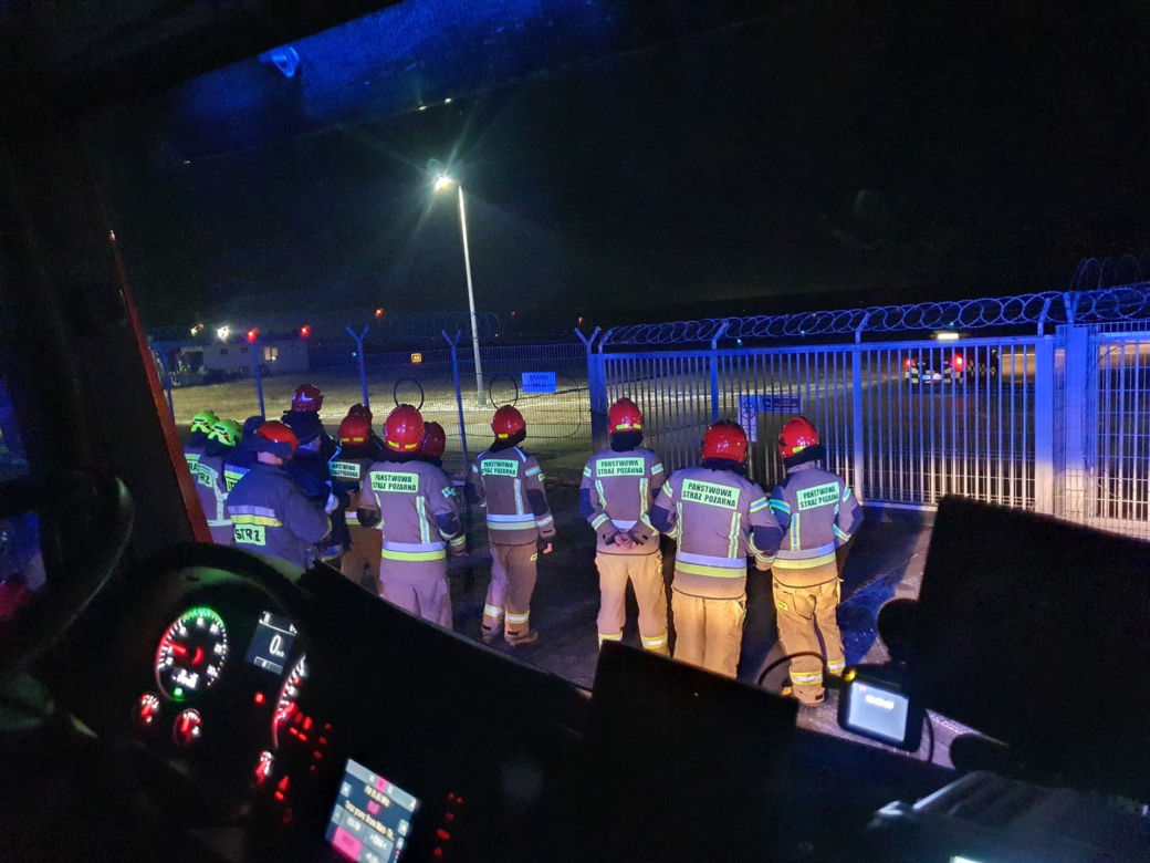 Ogromna akcja służb na lotnisku w Modlinie. W samolocie miała znajdować się bomba