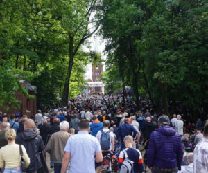 Ślązacy ruszyli do Piekar. Tradycja, która od pokoleń gromadzi tłumy