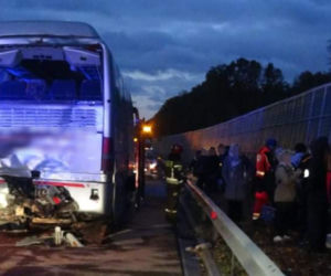 Koszmarny wypadek na S8. Ciężarówka uderzyła w tył autokaru
