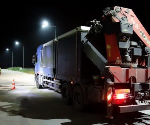 Przeciążony transport szamb betonowych