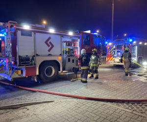 Płonął warsztat samochodowy w sąsiedztwie budynku rodzinnego. Doszczętnie spaliło się jedno auto