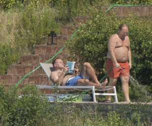 PREZYDENT NACIERA ŻONĘ I CZYTA RODZINNĄ SAGĘ