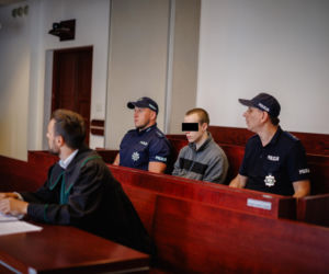 Mateusz rzucił monetą. Wypadł orzeł, więc udusił Wiktorię