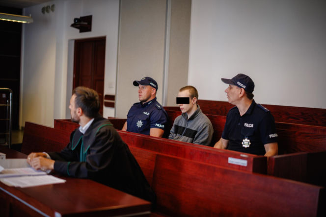 Mateusz rzucił monetą. Wypadł orzeł, więc udusił Wiktorię