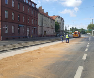 Poważne utrudnienia w centrum Grudziądza. Strażacy usuwają ogromną plamę oleju na ulicy Focha