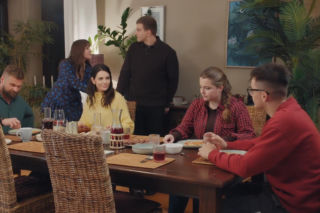 M jak miłość odc. 1933. Matylda (Klementyna Lamort), Ewelina (Anna Jarosik), Michał Winiar (Tomasz Rożniatowski), Janek (Jakub Sirko), Mateusz (Rafał Kowalski), Bogna (Sherazade Wolff)