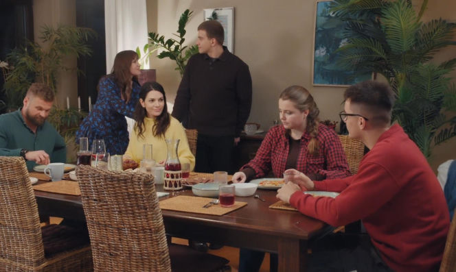 M jak miłość odc. 1933. Matylda (Klementyna Lamort), Ewelina (Anna Jarosik), Michał Winiar (Tomasz Rożniatowski), Janek (Jakub Sirko), Mateusz (Rafał Kowalski), Bogna (Sherazade Wolff)