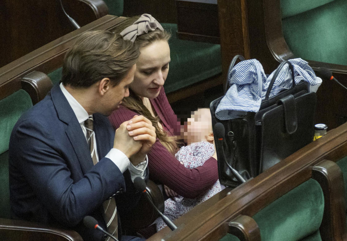 Krzysztof Bosak z żoną Kariną i dzieckiem w Sejmie