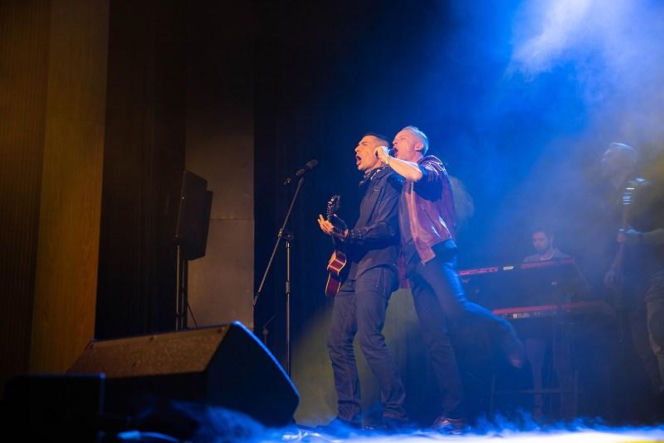 „Pierwsza miłość” odc. 4129 streszczenie. Uwięzionej w domu Izabeli Teresie udaje się sforsować okno. W tym momencie pod dom podjeżdża Izabela