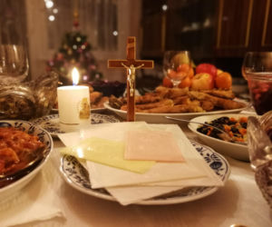 Opłatek bezglutenowy na Wigilię. Jak zrobić bezpieczny opłatek dla osoby z celiakią