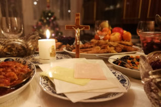 Czy możemy dzielić się z opłatkiem ze zwierzętami? Znamy opinię eksperta