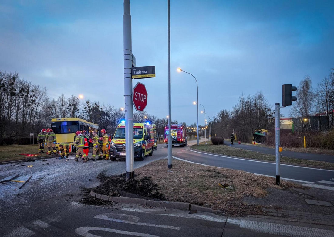  Dramatyczny wypadek autobusów w Katowicach! Kierowca wypadł przez okno.