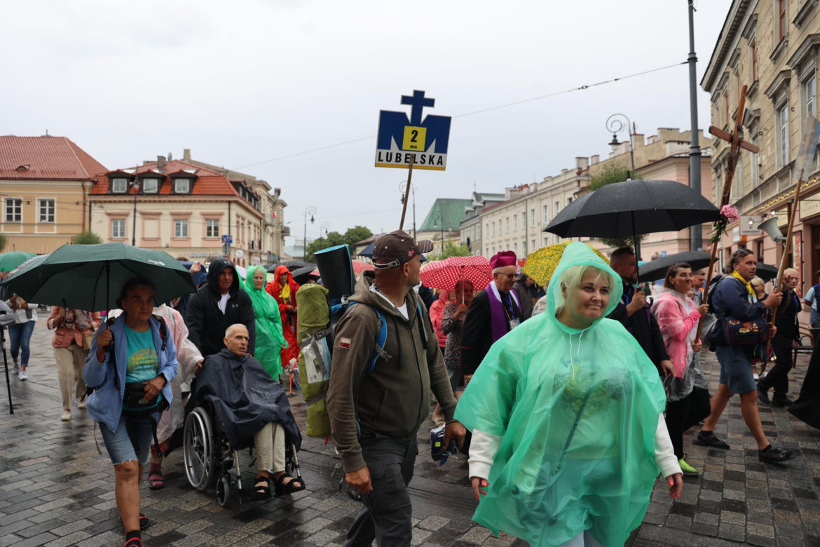 Lubelska Piesza Pielgrzymka na Jasną Górę 2024. Pątnikom deszcz niestraszny!