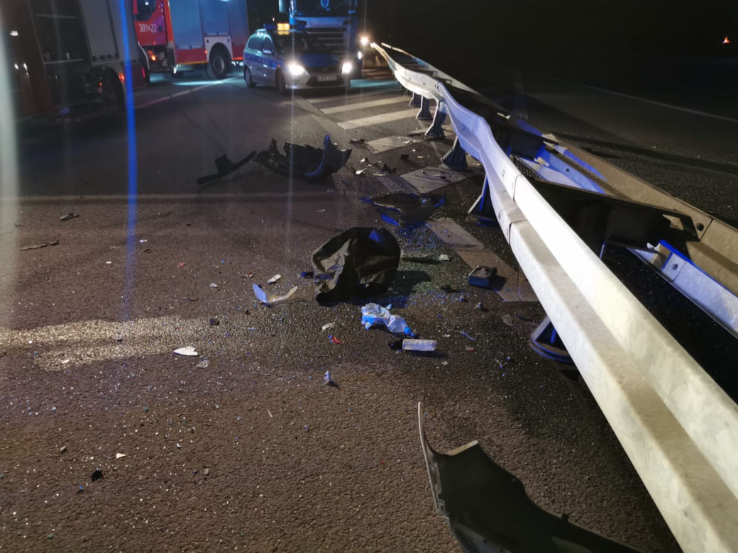 Tragedia na S5 pod Lesznem. Młody kierowca uderzył w bariery na drodze   