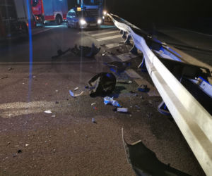 Tragedia na S5 pod Lesznem. Młody kierowca uderzył w bariery na drodze   