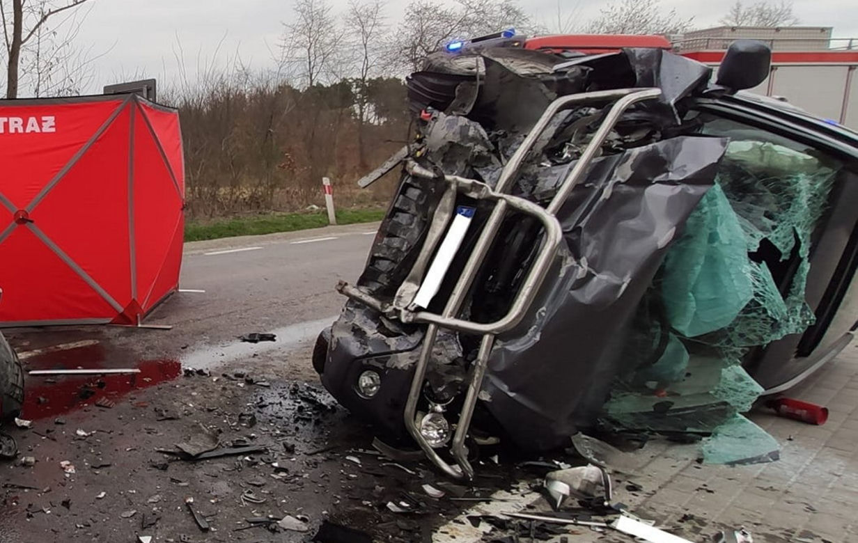 Potworne zderzenie pod Radomiem! Kierowca opla zginął w makabrycznym wypadku [ZDJĘCIA]