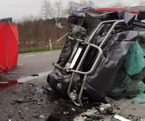 Potworne zderzenie pod Radomiem! Kierowca opla zginął w makabrycznym wypadku [ZDJĘCIA]