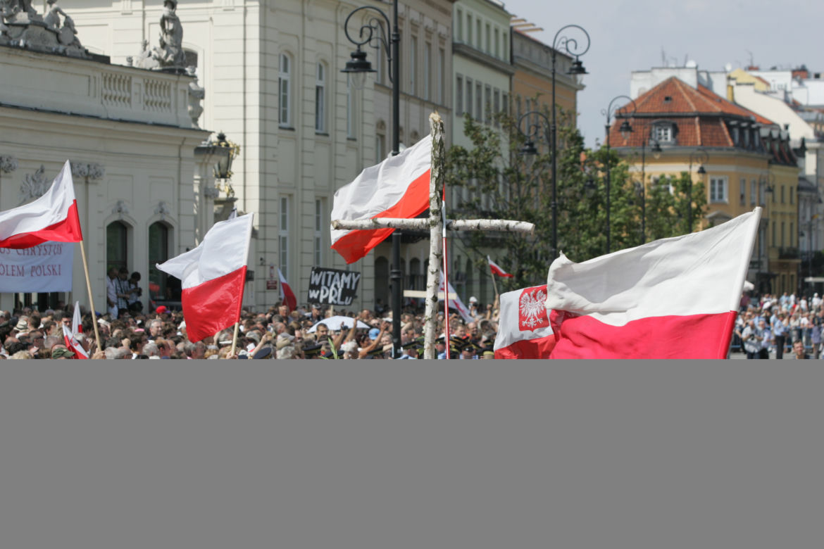 Wojna o krzyż: Krzyż zostaje pod Pałacem Prezydenckim