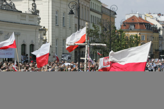 Wojna o krzyż: Krzyż zostaje pod Pałacem Prezydenckim
