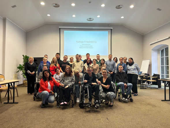 Ataksja Friedreicha zabiera mowę i sprawność. Joanna słyszała, że jest leniwa, dziś walczy o każdy krok