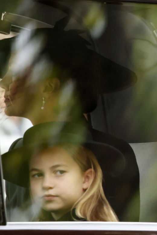 Księżniczka Charlotte i książę Jerzy żegnają ukochaną babcię. Wzruszające obrazy, trudno powstrzymać łzy