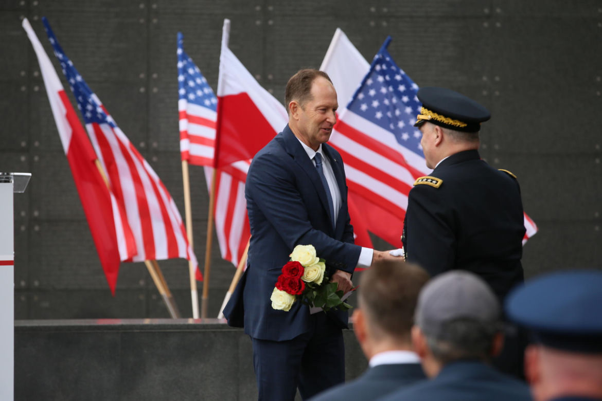 Amerykański generał z powstańcami warszawskimi. Nowy projekt Muzeum Powstania i ambasady USA
