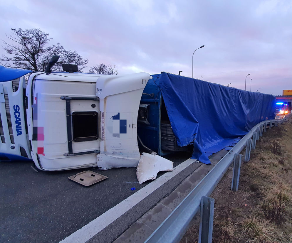 Gigantyczna zawalidroga na trasie S8. Pod węzłem Opacz wywrócił się tir. Da się to ominąć?!